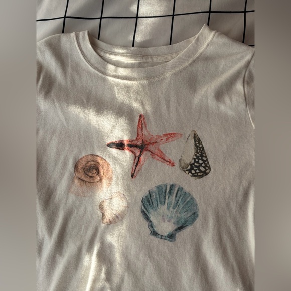 White Hollister Size XS Seashell Baby Tee, Short Sleeve. - Picture 2 of 4